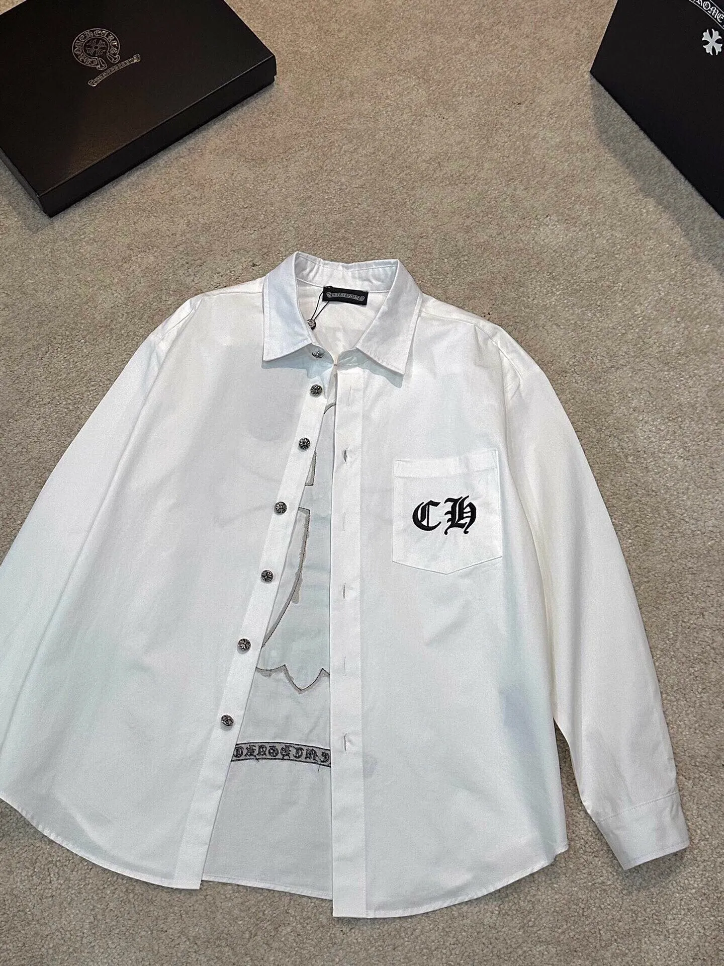 P430 Chrome Hearts leather cross leather embroidery shirt jacket! OS version can be worn by both men and women! The fabric is made of twill gauze cotton fabric! The texture is clear and smooth, not easy to wrinkle or fade! The embroidery process is complex and repetitive, and the requirements for the embroidery machine are very strict. The distance is always 45 centimeters! It won’t work if the spacing is too big, and it won’t work if it’s too small! The hardware is all carved and cast. This piece of clothing consumes a lot of material. More than 3 meters of material is used for one piece of clothing! After the garment is made, it needs to be fixed at high temperature, washed at a water temperature of more than 70 degrees, and softened by adding softener to make the upper body softer and smoother!   Color: black white Size: m-3xl Style number: 5856